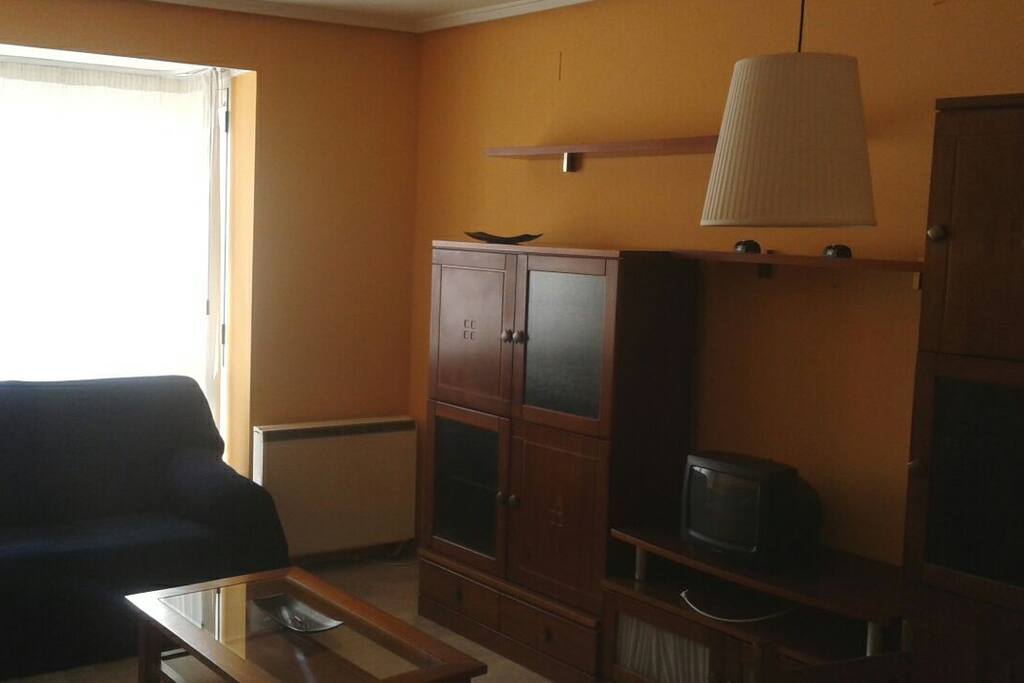 Salón con 2 sofás y mesa comedor