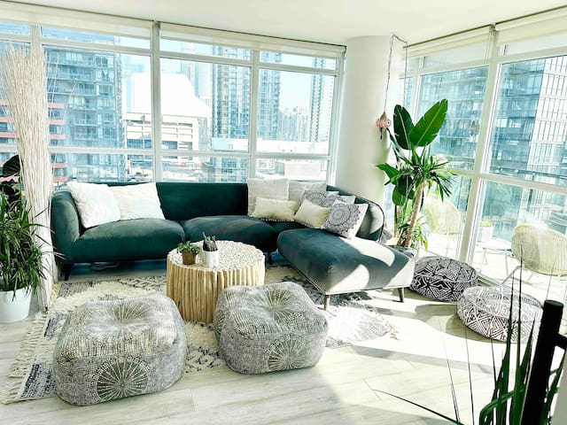 Luxury 2 bedroom 2 bath downtown core condo