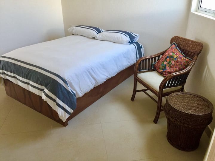 Dhomë 3 w/ 1 krevat i plotë dhe 1 krevat tek