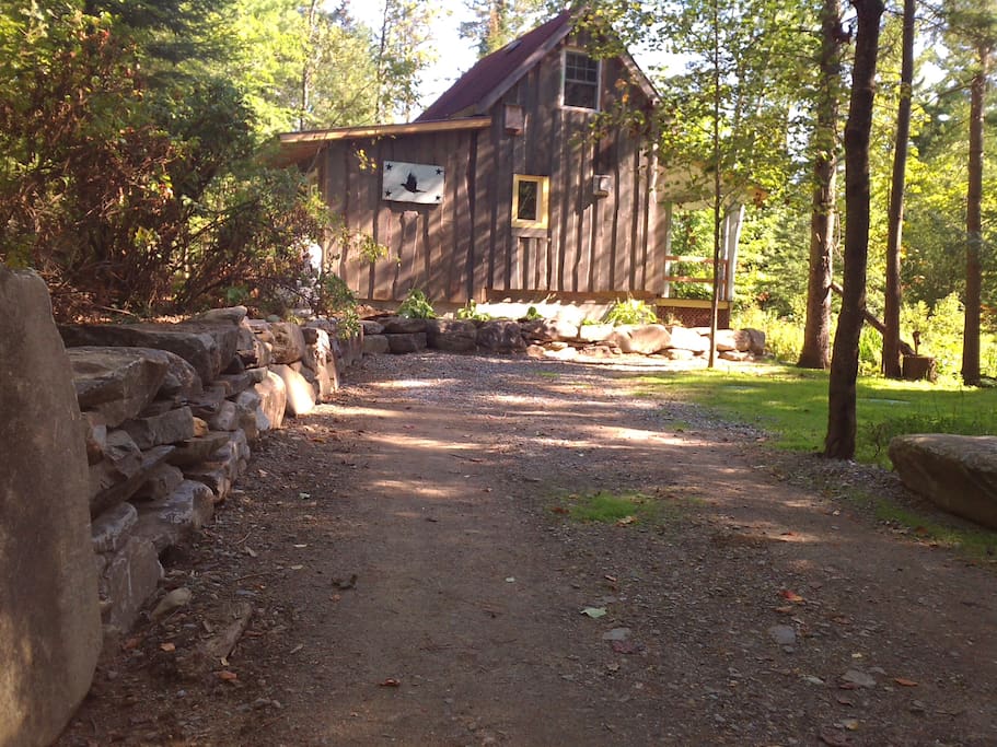mur de roche à l'approche de la cabane**rock wall on your way to the cabin