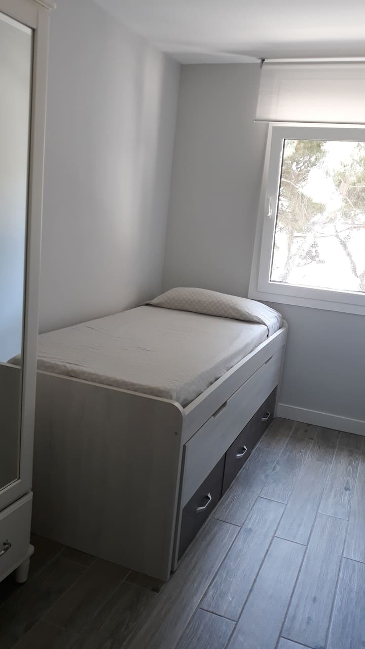 Kleines Zimmer mit zwei 90 Betten, Ausziehbett und Schrank 