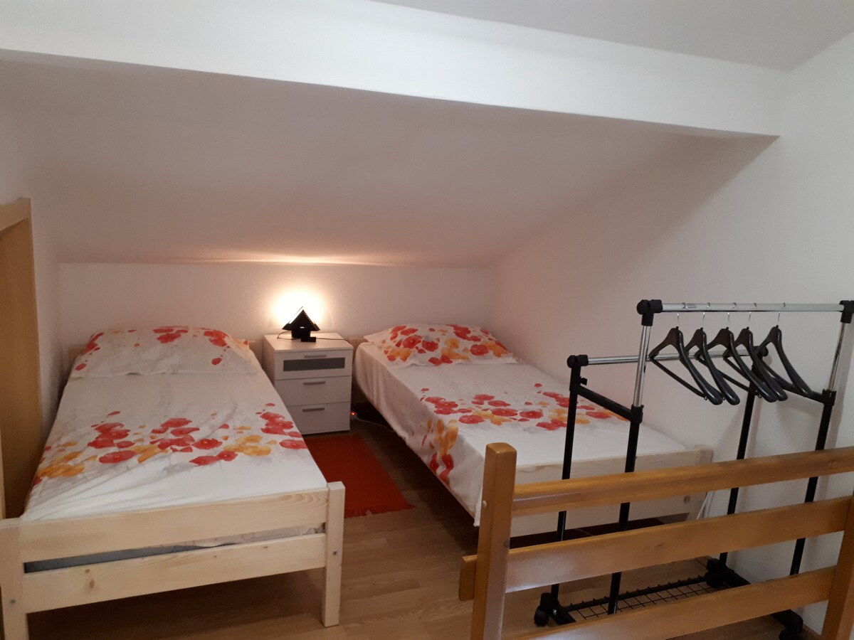 חדר שינה מתחת לגג