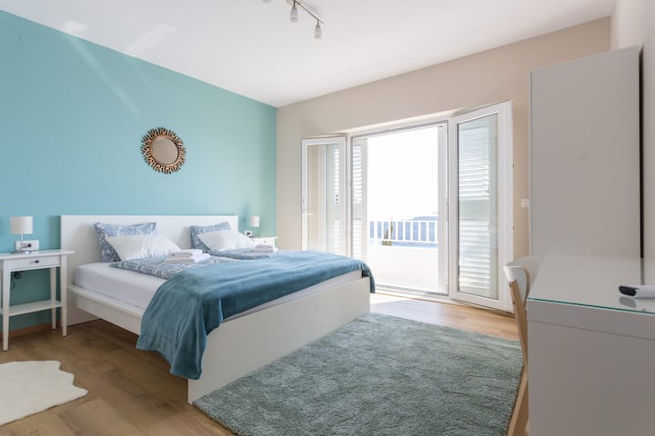 Dormitorio con cama tamaño king y balcón