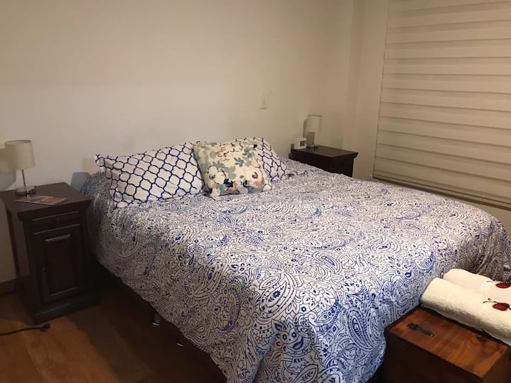 主卧
标准双人床
电视
独立卫生间