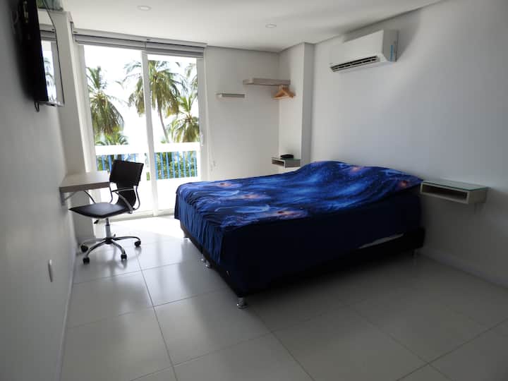 Електрическите щепсели на всяка стена не се притеснявайте.   Ултра LED осветление това не е мрачен типичен апартамент или хотелска стая:   аз съм архитект и разбирам колко утежняващо е ниското осветление.  Не се притеснявайте не само, че има осветление в цял спектър, но и с секси синьо осветление за тези специални вечери.  Всичко е там за ваше ползване и удоволствие.  Ще бъдете шокирани от качеството на осветлението в този апартамент.  