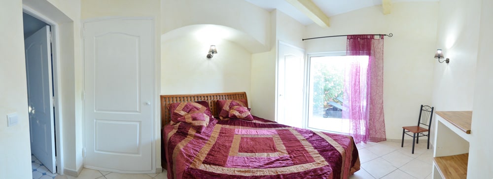 Spálňa s výhľadom na bazén s vlastnou kúpeľňou. 160 x 200 lôžok