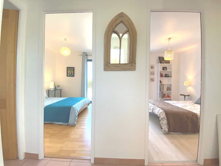 Chumba cha Claire upande wa kushoto, chumba cha kulala cha Louise upande wa kulia