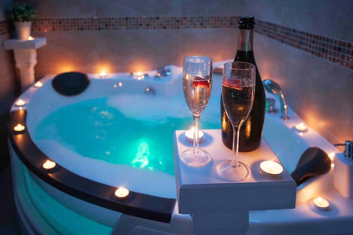 B&D Private Spa Bath Apartment