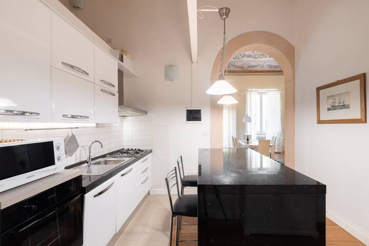 Incredible Frescoed Apartment next to Uffizi gallery image 5