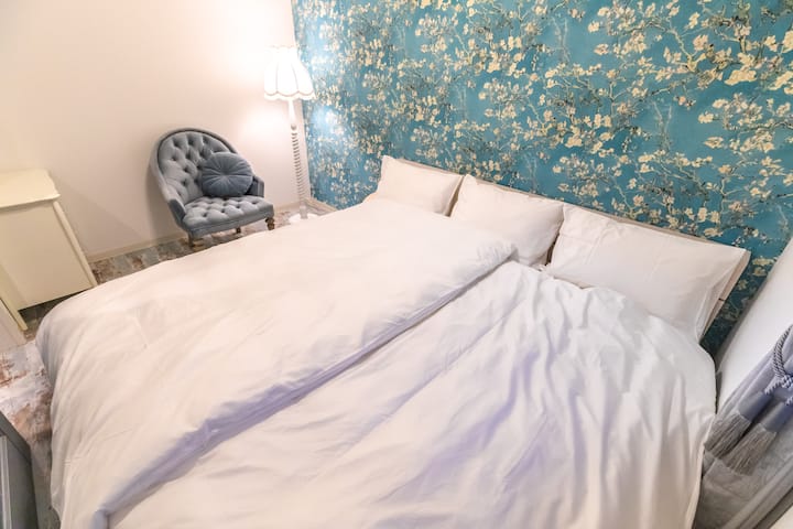 床是由两张单人床连接而成的「特大号」床。
床垫上有一个额外的顶盖，因此我们设计了一种方法来防止床垫接缝处的间隙。
因此，2位成人和1位小孩可以U形睡觉。
此外，我们还提供两张单人日式床垫，因此我认为您在睡觉时可以感受到它们的真正价值。
白色床架两端都有电源插座，可为您的智能手机充电。
