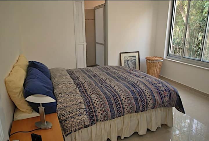 Спална соба бр. 1 - главната спална соба има брачен кревет (широк 150-179 см), пространа приватна бања, странични маси и фиокар. 

Оваа соба има простор за бебешки кревет или за дете да спие на душек на подот ако е потребно. Достапен е кревет за бебе на барање.