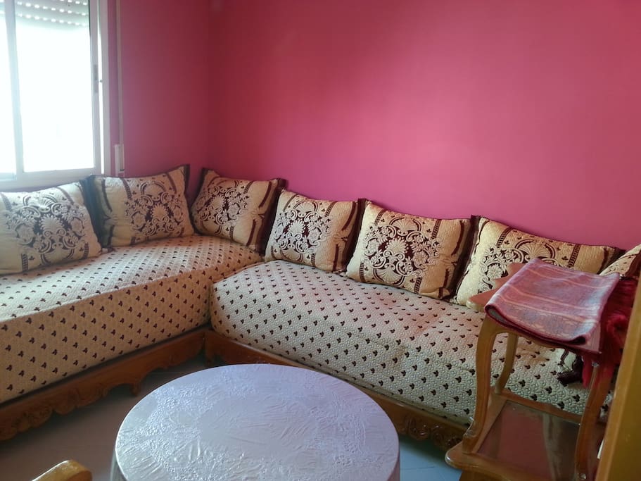 Salon marocain composé de 3 banquettes.
