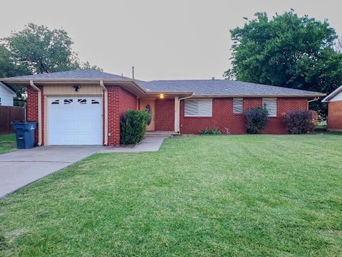 L-Town Retreat (Hot tub, full kitchen) near Ft Sil
