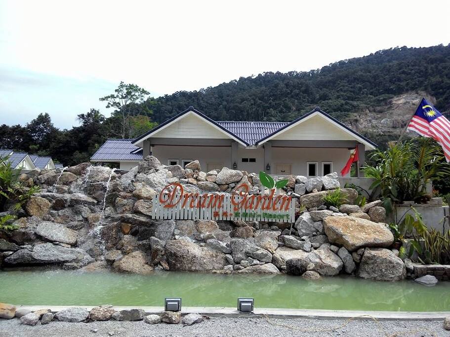 26 Deluxe Cottages – Large, spacious (37sqm in size) and comfortable rooms that are located within a peaceful garden setting. Each individual cottage style room also has an open air terrace that offers views of either the hills or rainforests of Langkawi.