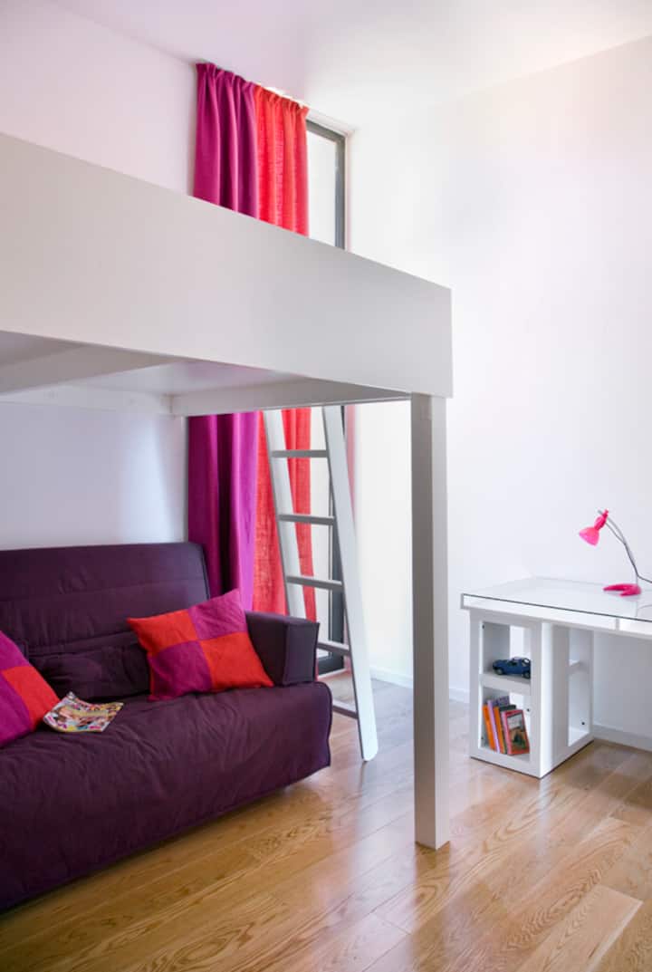 Dormitorio doble 3 con cama doble alta y cama doble baja / Double bedroom 3 with double high bed and double sleeping sofa