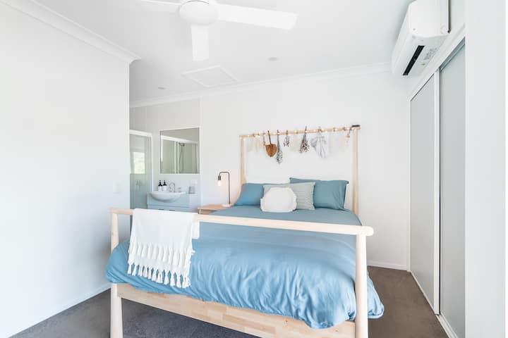 Comfy Queen bed with high quality mattress and ensuite with air con