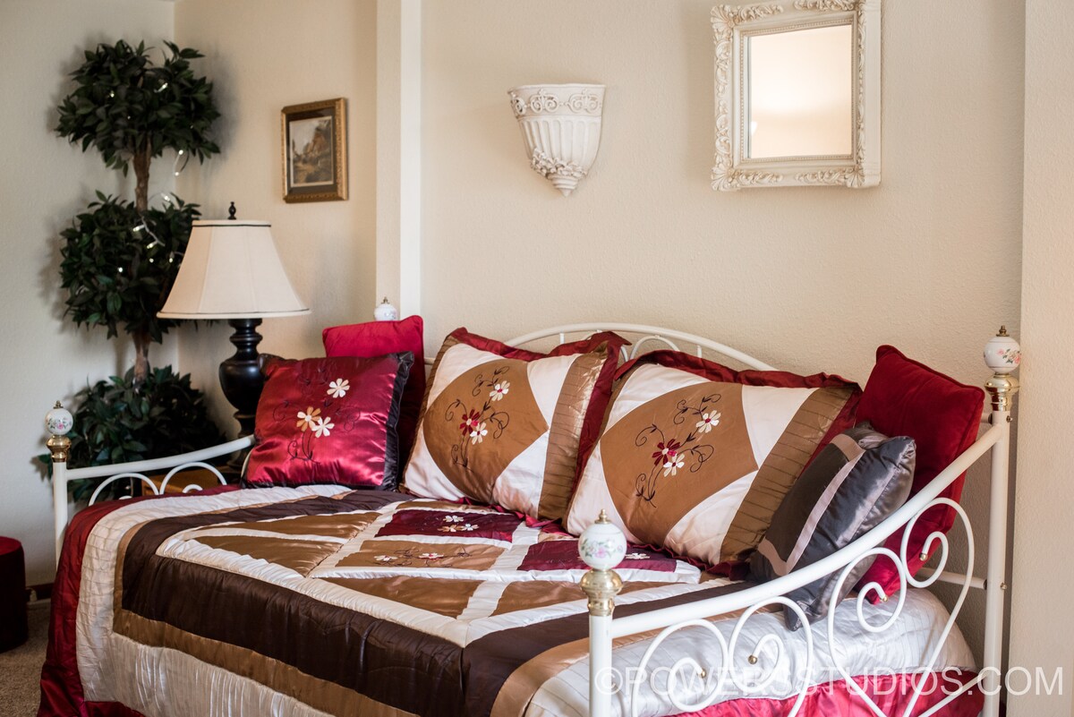 Prekrasan krevet na razvlačenje ispod.