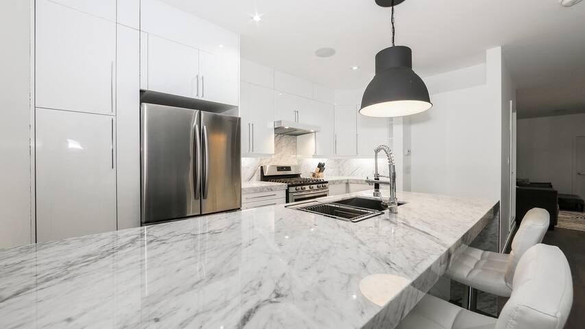 Brand new 2 bedroom – private deck and backyard.