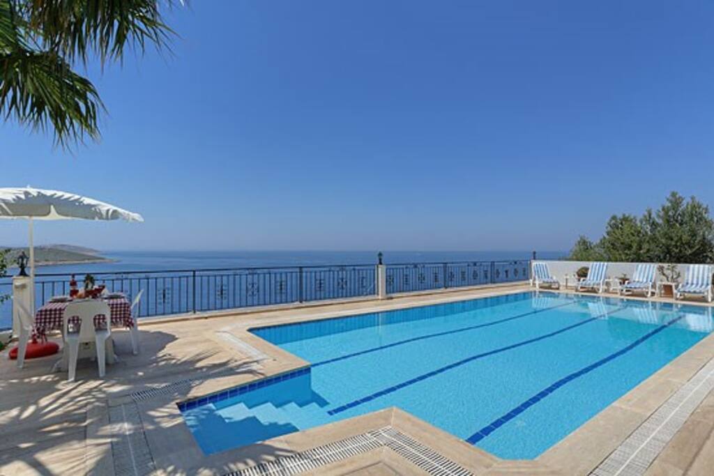 The swimming pool is for your use only/ Yüzme havuzu size özeldir.