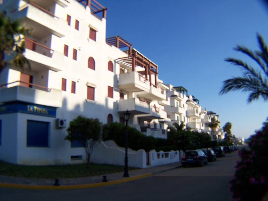 esta es la foto del edificio en el q se encuentra el apto, y las zonas del parking exterior