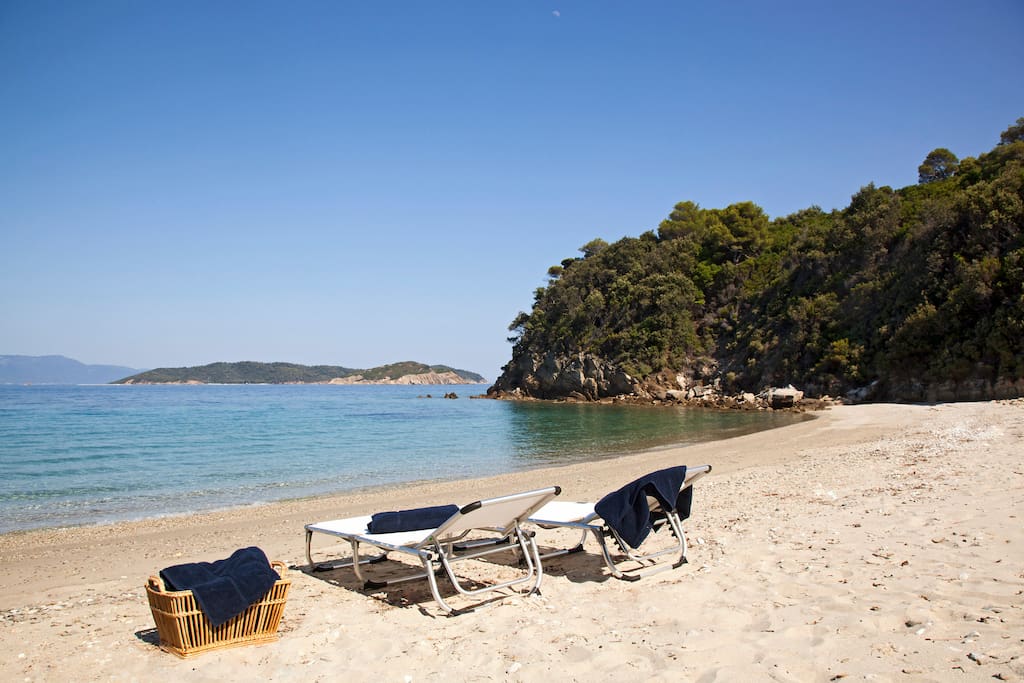 Sandy beach 50 m from the villa