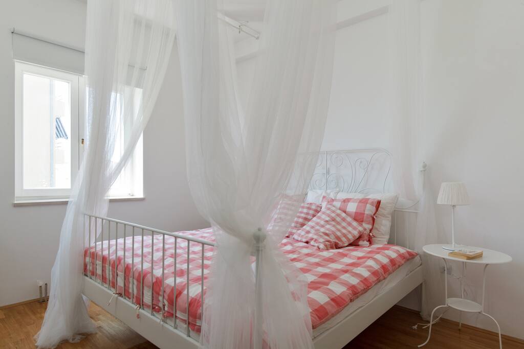 chambre matrimoniale avec le lit à baldaquin