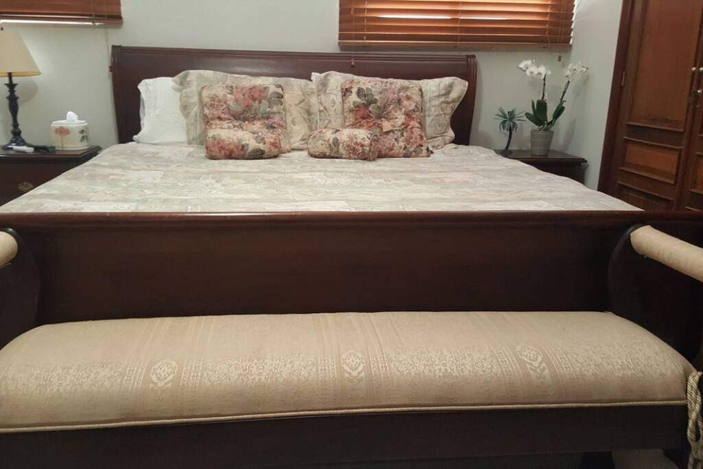 Habitación principal con cama xking y fina lencería de algodón egipcio 1,200 hilos