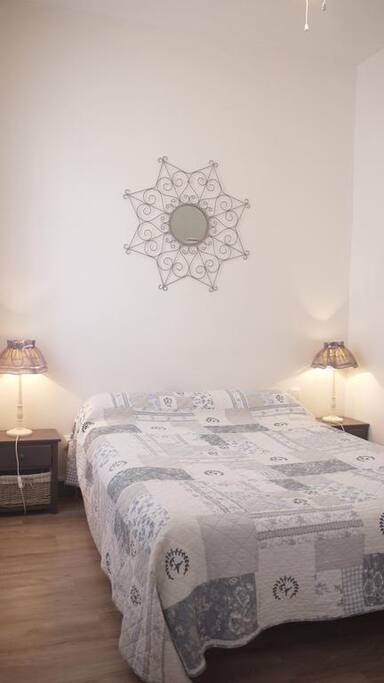 La Chambre Gris Perle -avec 1 Lit Double, TV, Wi-Fi, Chauffage, Ventilateur, Table, Armoire (penderie et étagères), Douche, Lavabo. Seuls les WC sont sur le palier.-