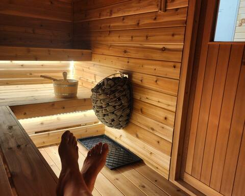1910 Farmhouse with a Cottage Vibe -Sauna & HotTub