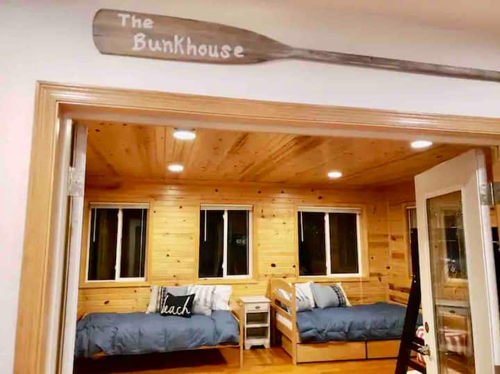 Chambre avec lits superbes au bord du lac et vue sur le coucher du soleil.