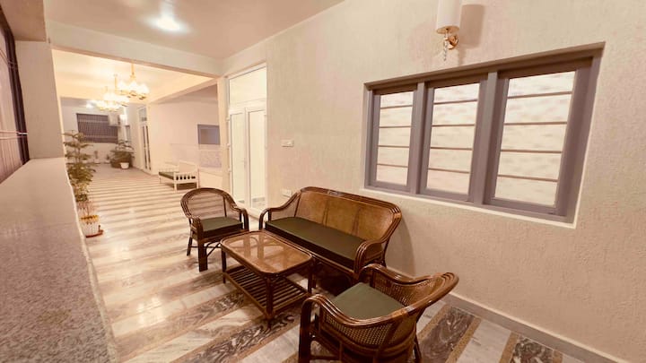 Vraj Vilas-1br(gf) In Vrindavan | By Homeyhuts - ブリンダーバン