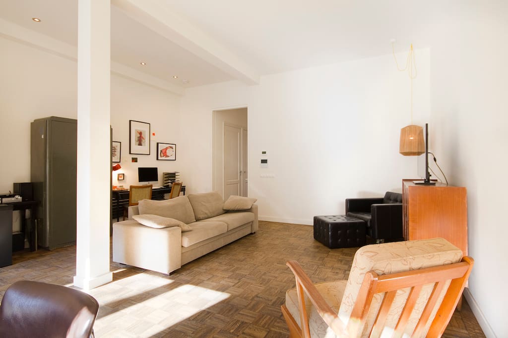 a tranquil house in the heart of the city