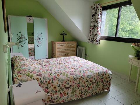 2 guest rooms, pond, pool, spa and sauna.