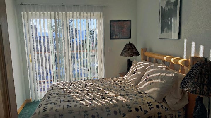 Nedavno renovirana spavaća soba s privatnim balkonom s pogledom na jezero.  Bračni krevet.