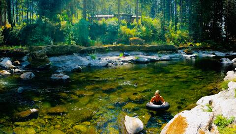 RiVERFRONT GEM: Jacuzzi, Sauna & Wrap-Around Deck!
