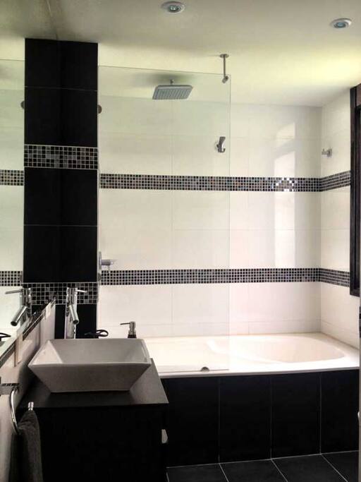 Master bath with tub