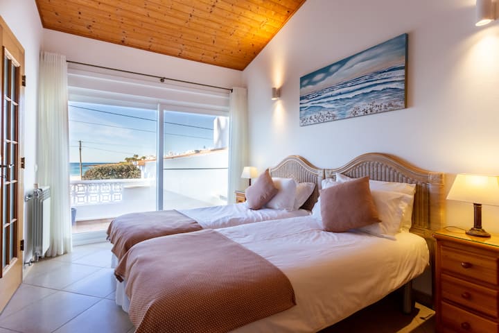 Dormitorio con vistas al mar