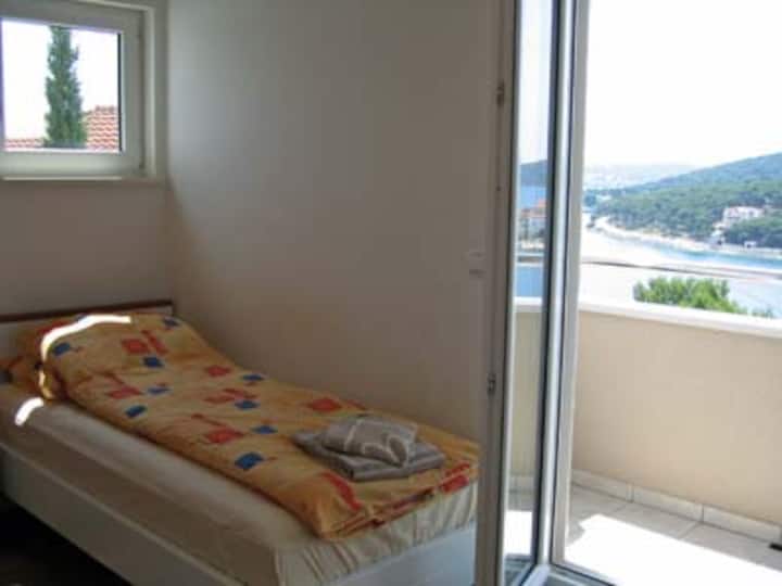 第二间卧室配有两张单人床（ 90厘米） ，可通往私人海景阳台