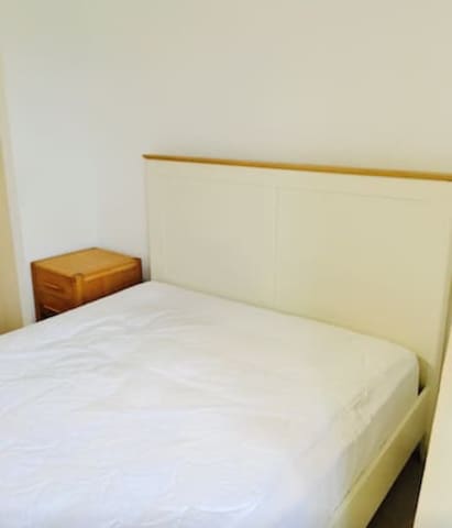 Double Bedroom in City Centre nr Castle & Stadium