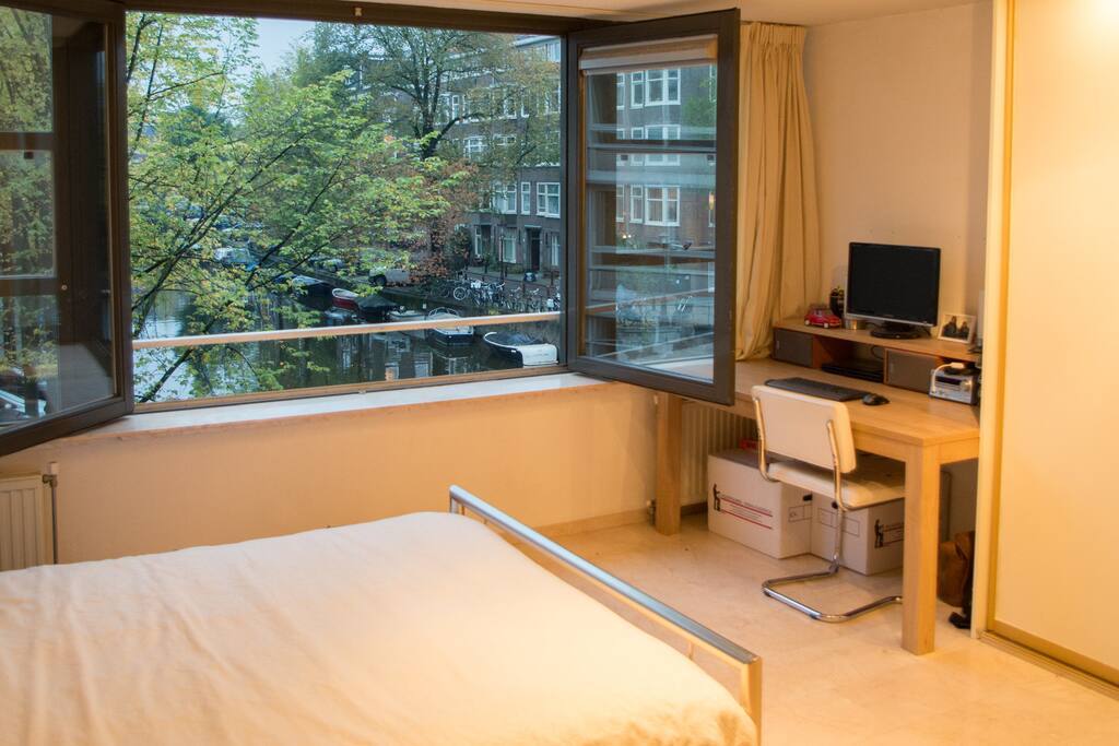 Bedroom with canal view, 2nd floor