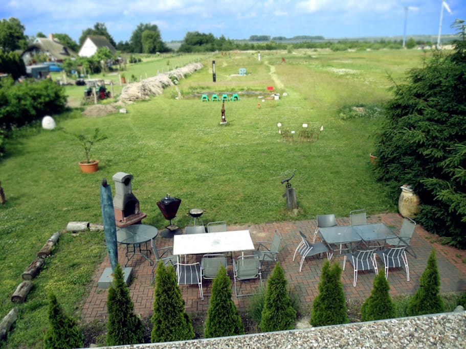 Ausblick von der Dachterrasse auf Teich & Garten mit Grillplatz