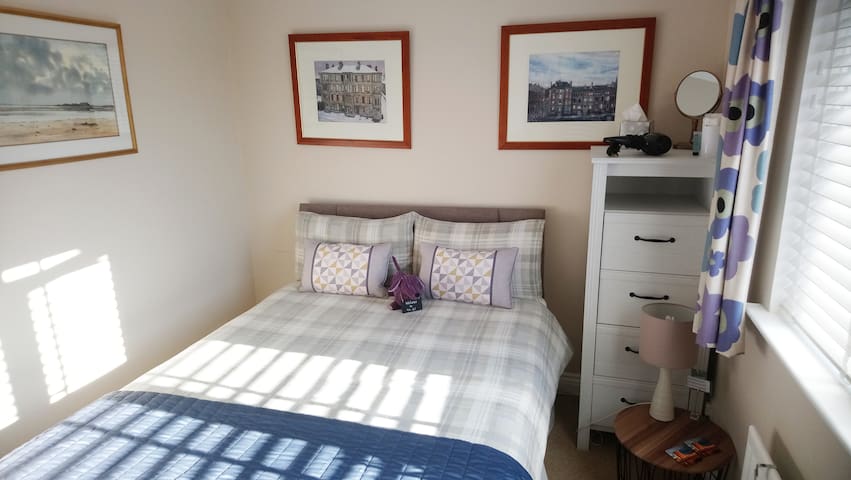 Bright, comfortable room, breakfast, come stay