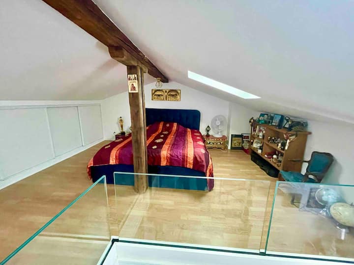 غرفة النوم الأولى في الطابق العلوي وسرير بحجم كبير ومرتبة إيطالية مريحة. 