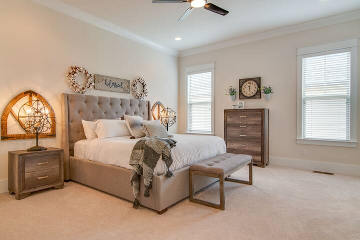 3mn to everything Nashville! Comfortably sleeps 12 gallery image 4