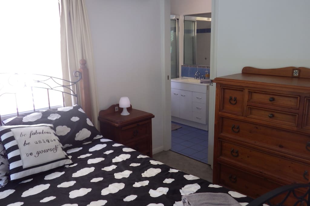 Queen room with en-suite