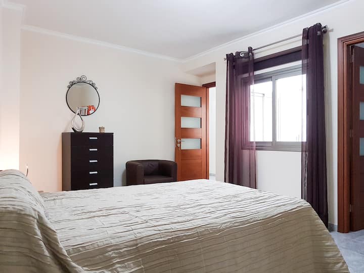 Výhľad na hlavnú spálňu s výhľadom na vnútorný dvor, dvere do spálne a vnútorné dvere do kúpeľne