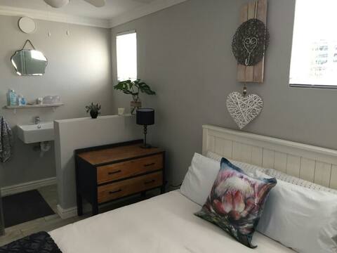 Cosy self catering room close to hospital and CBD.
