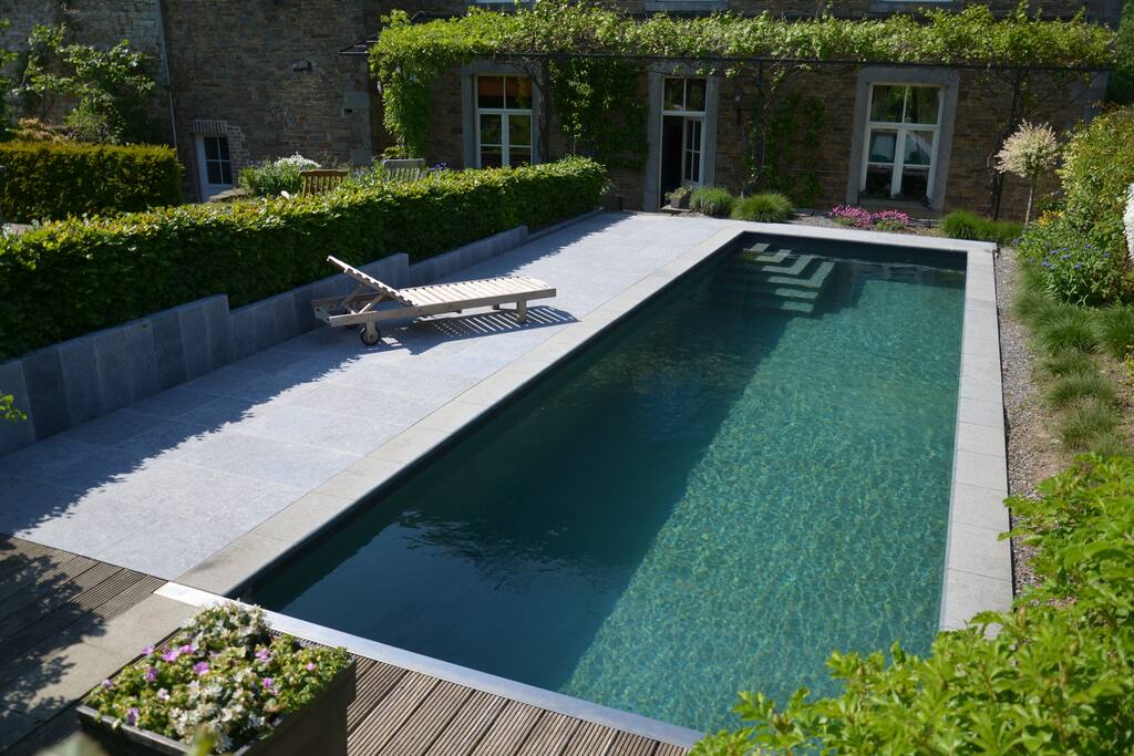 la piscine chauffée et sa terrasse ensoleillée
