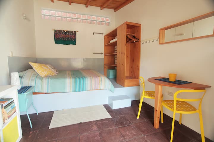 Casita ตั้งอยู่หลังบ้านหลัก มี 3 ห้องที่ใช้ห้องน้ำร่วมกัน นี่คือห้องสวนด้านซ้าย (GRL) มีเตียงแพลตฟอร์มพร้อมที่นอนเมมโมรี่โฟม คุณมีตู้นิรภัยสำหรับของมีค่าและห้องเก็บของ ลงผ้านวมและหมอนขนนก ผ้าปูที่นอนผ้าฝ้ายทั้งหมดการอ่านไฟเหนือเตียง และร้านค้าใกล้กับเตียงเพื่อชาร์จอุปกรณ์อิเล็กทรอนิกส์ของคุณ   