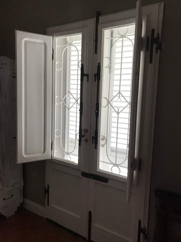 Habitación 2 "La Lavanda"; antigua valla de castaño y hierro forjado que consta de ocho partes